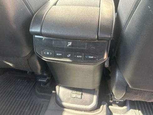 Used 2025 Toyota Highlander XLE image 23