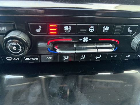 Used 2023 Jeep Grand Cherokee L Limited w/ Luxury Tech Group II image 18