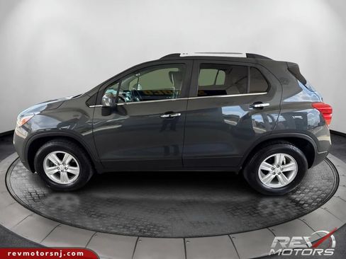 Used 2017 Chevrolet Trax LT w/ LT Convenience Package FWD image 2