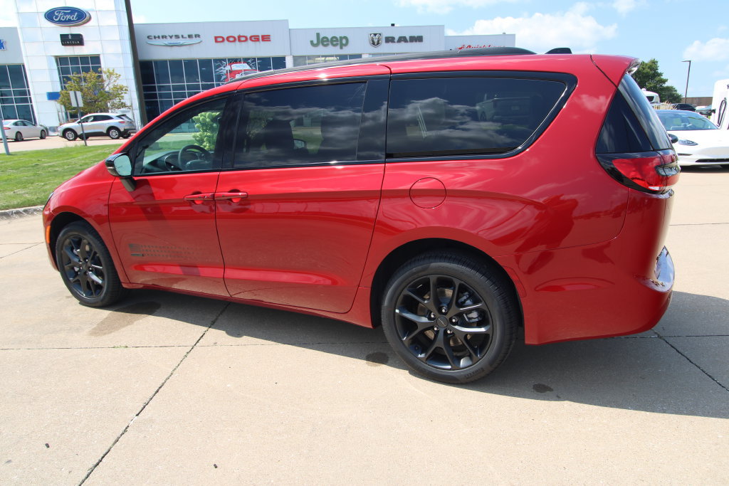 New 2027 Chrysler Pacifica Select AWD/4WD image 16