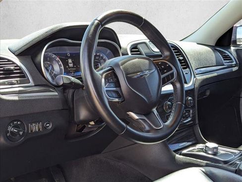 Used 2018 Chrysler 300 Touring L RWD image 9