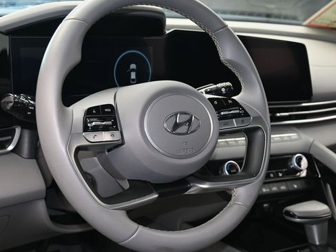 Used 2023 Hyundai Elantra SEL w/ Convenience Package image 13