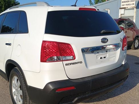 Used 2012 Kia Sorento LX w/ Convenience Pkg FWD image 2