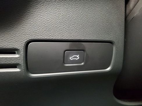 Certified 2025 Volvo XC40 B5 Core image 36