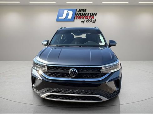 Used 2023 Volkswagen Taos SE w/ Panoramic Sunroof Package FWD image 2