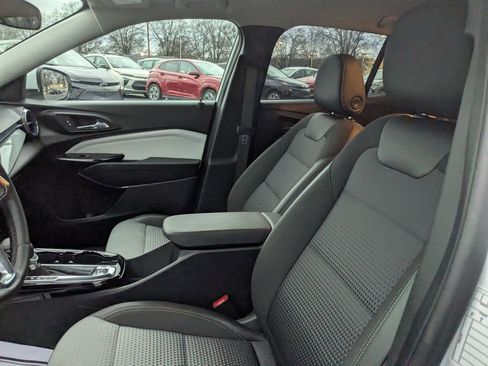 Used 2025 Chevrolet Trax LT w/ LT Convenience Package image 22