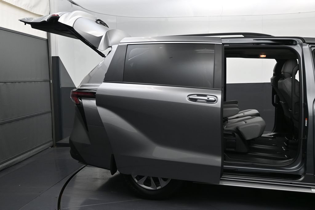 Used 2026 Toyota Sienna XLE FWD image 10