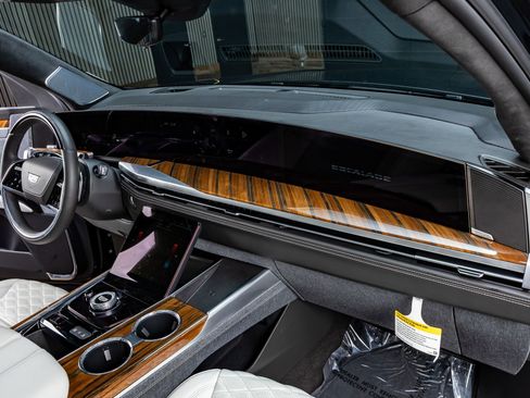 Used 2025 Cadillac Escalade Sport Platinum image 18