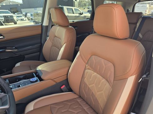 New 2026 Nissan Pathfinder Platinum image 13