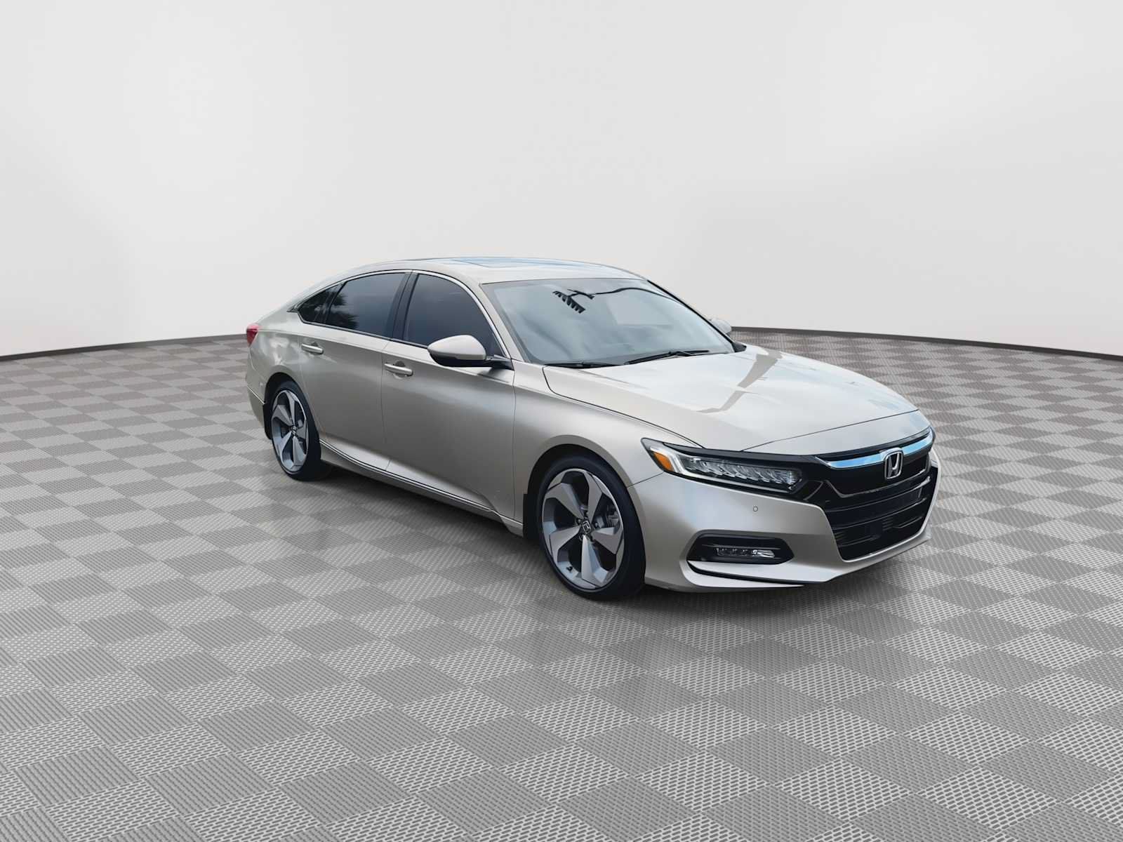 Used 2018 Honda Accord Touring image 2