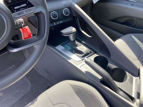Certified 2025 Hyundai Elantra SE FWD image 17