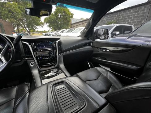 Used 2019 Cadillac Escalade ESV Platinum RWD image 24