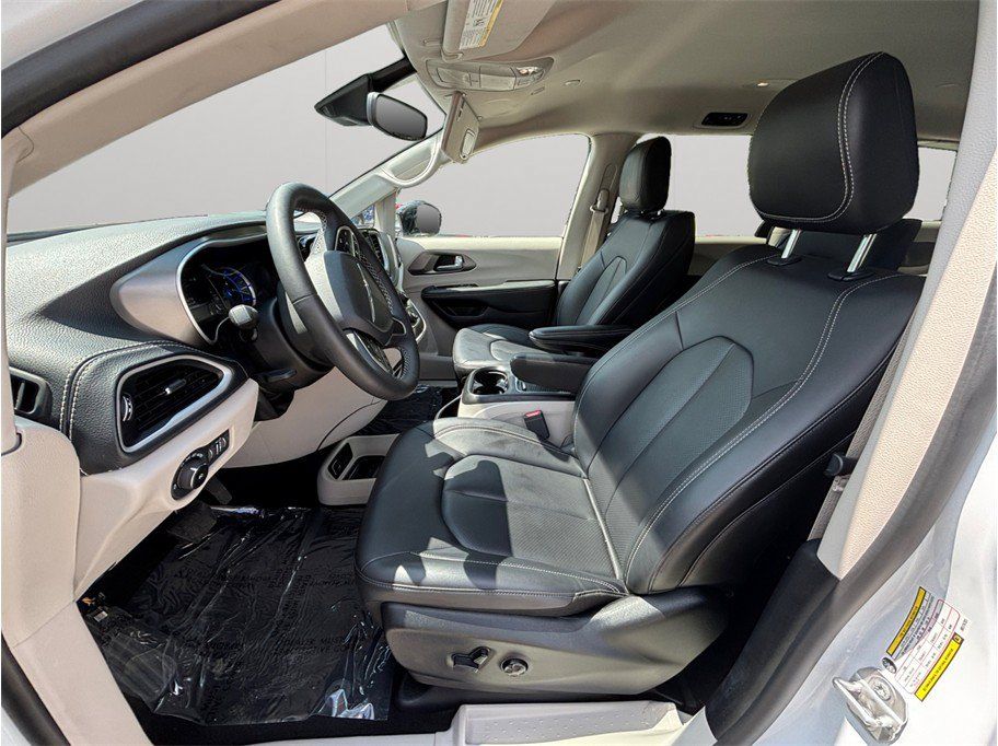 Used 2024 Chrysler Pacifica Limited FWD image 2