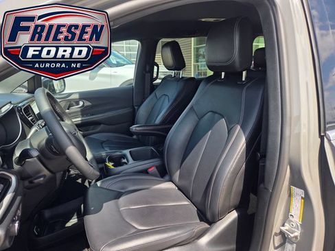 Used 2025 Chrysler Pacifica Select FWD image 13