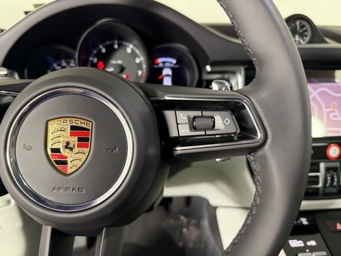 Certified 2025 Porsche Macan image 38