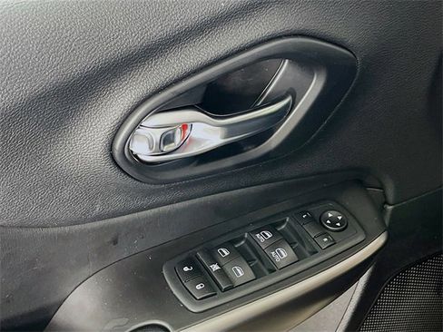 Used 2020 Jeep Cherokee Latitude Plus w/ Cold Weather Group image 18