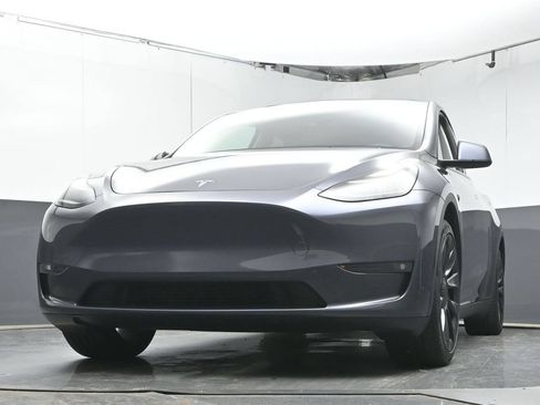 Used 2023 Tesla Model Y Long Range AWD/4WD image 32