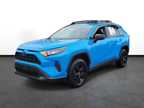 Used 2020 Toyota RAV4 LE image 2