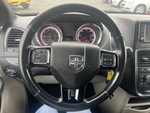 Used 2019 Dodge Grand Caravan SXT FWD image 16