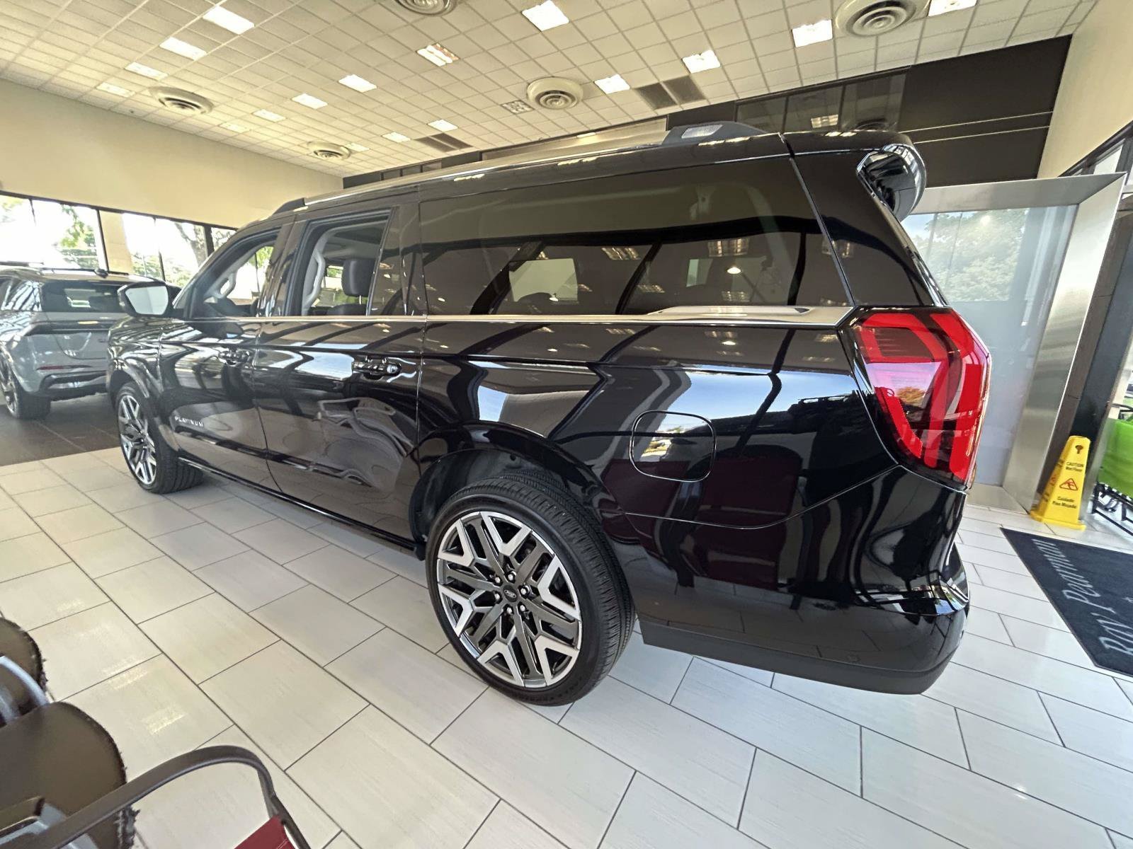 Used 2025 Ford Expedition Max Platinum w/ Platinum Ultimate Package AWD/4WD image 6