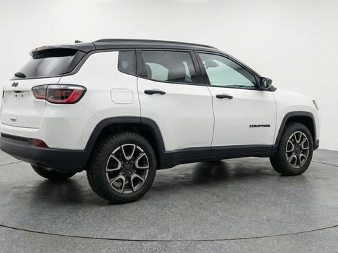 Used 2025 Jeep Compass Trailhawk AWD/4WD image 9