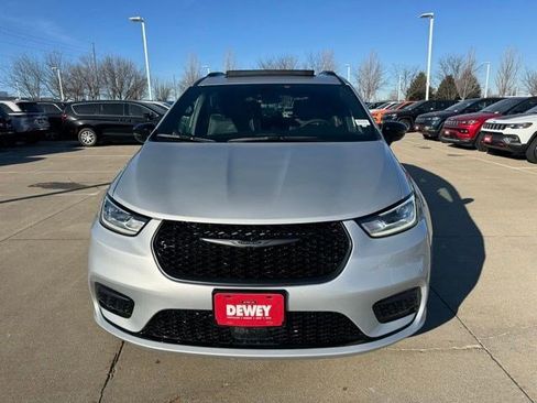 New 2026 Chrysler Pacifica Limited w/ S Appearance Package AWD/4WD image 2