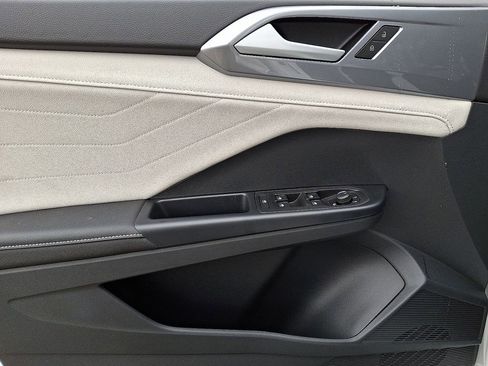 New 2026 Volkswagen Taos SEL image 8