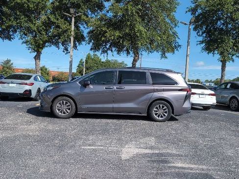 Used 2021 Toyota Sienna LE w/ LE Plus Package AWD/4WD image 3
