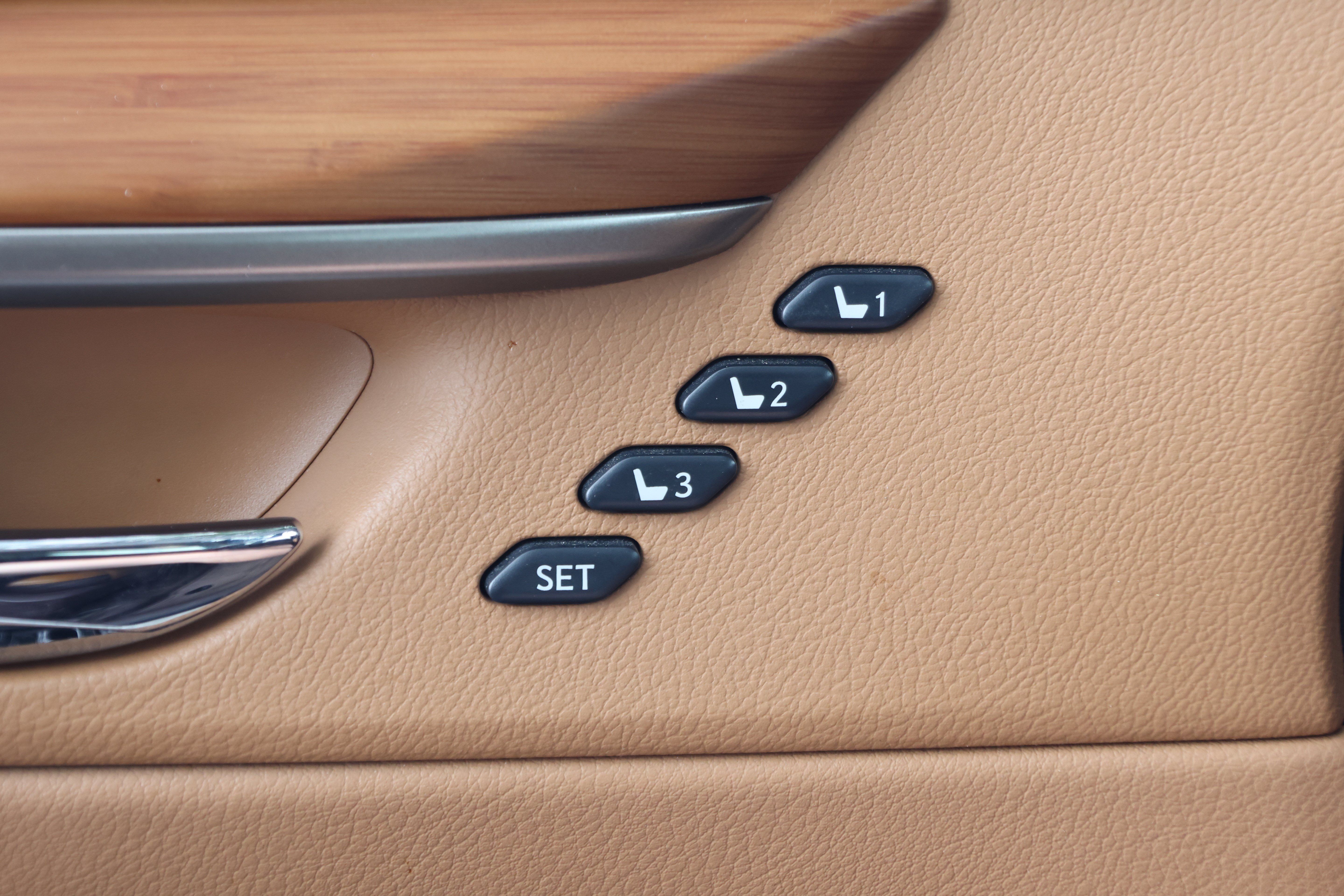 Used 2016 Lexus ES 300h w/ Luxury Package w/Wood Trim FWD image 13