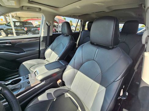 Used 2023 Toyota Highlander Limited FWD image 23