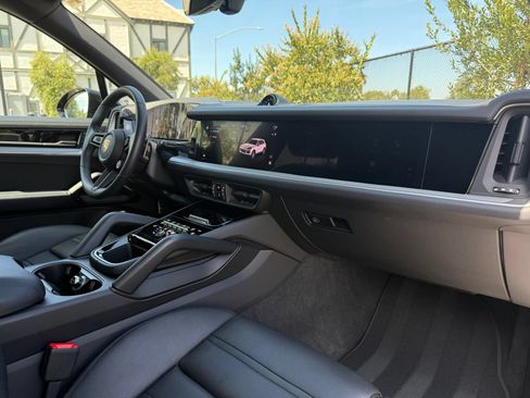 Used 2025 Porsche Cayenne S AWD/4WD image 27