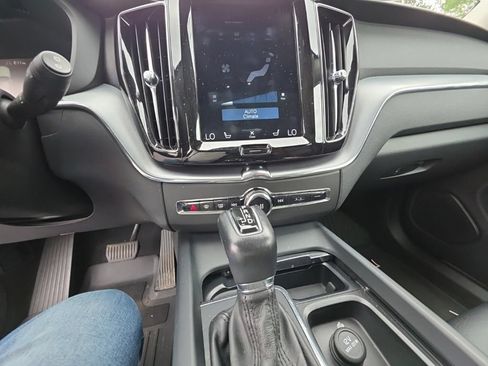 Used 2018 Volvo XC60 T5 Momentum w/ Vision Package AWD/4WD image 18