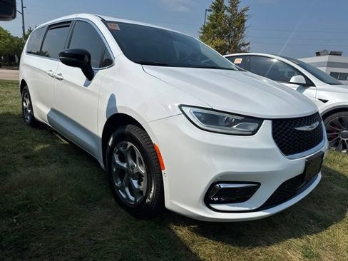 Used 2024 Chrysler Pacifica Limited AWD/4WD image 4