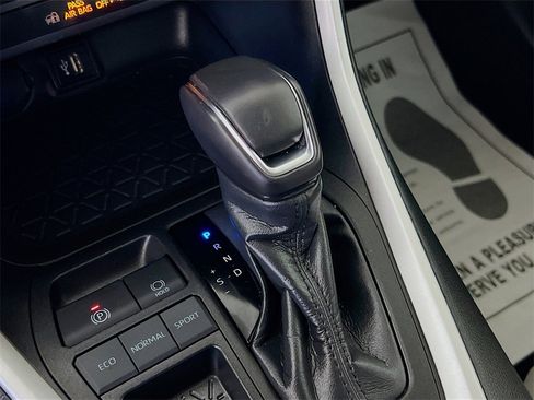 Used 2023 Toyota RAV4 XLE Premium image 17