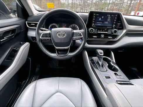 Used 2022 Toyota Highlander LE image 11
