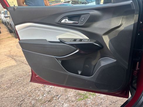 Used 2025 Chevrolet Trax LT FWD image 18