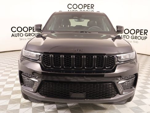 Used 2024 Jeep Grand Cherokee Altitude AWD/4WD image 9