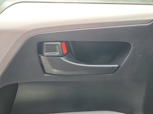 Used 2018 Toyota RAV4 LE FWD image 17