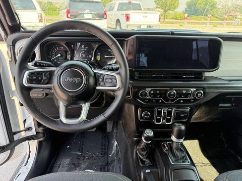 Used 2025 Jeep Wrangler Unlimited Sahara AWD/4WD image 36