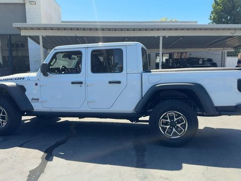 Used 2025 Jeep Gladiator Rubicon w/ Convenience Group AWD/4WD image 9