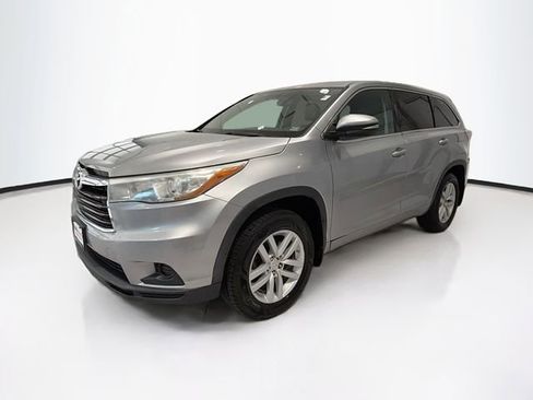 Used 2015 Toyota Highlander LE AWD/4WD image 3