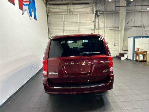 Used 2019 Dodge Grand Caravan SXT image 4
