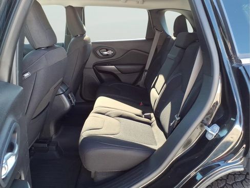 Used 2019 Jeep Cherokee Latitude w/ Popular Appearance Group AWD/4WD image 31