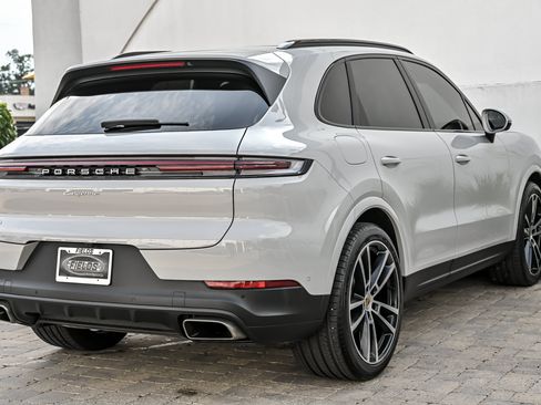 Used 2024 Porsche Cayenne AWD/4WD image 12