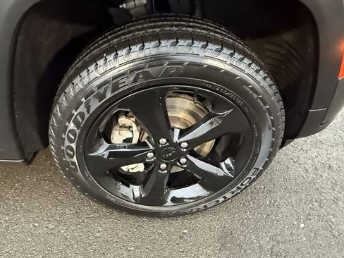 Used 2022 Jeep Grand Cherokee L Limited w/ Black Appearance Package image 25