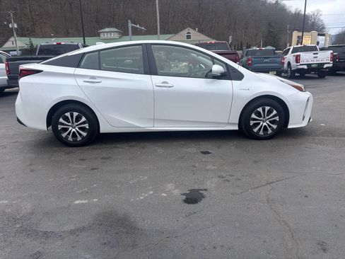 Used 2021 Toyota Prius LE w/ Carpet Mat Package (TMS) image 5