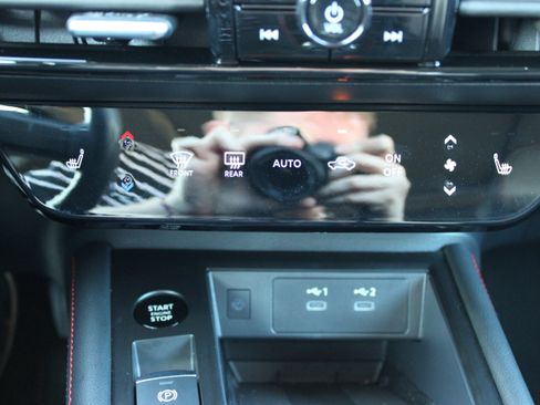 Certified 2025 Nissan Kicks SR w/ SR Premium Package AWD/4WD image 19