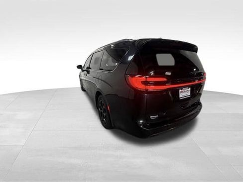 Certified 2024 Chrysler Pacifica Premium FWD image 12