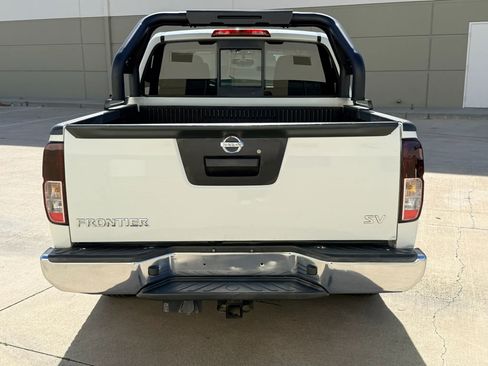 Used 2016 Nissan Frontier SV image 6