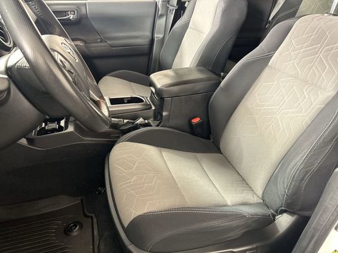 Used 2022 Toyota Tacoma TRD Sport image 21